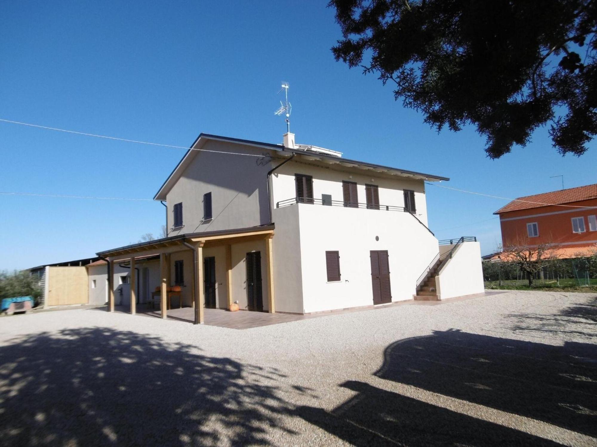 Bright In A With Swimming Pool * Fermo